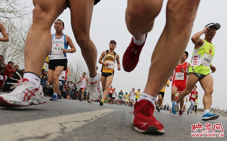 約五公里處，選手們已經(jīng)拉開了距離。