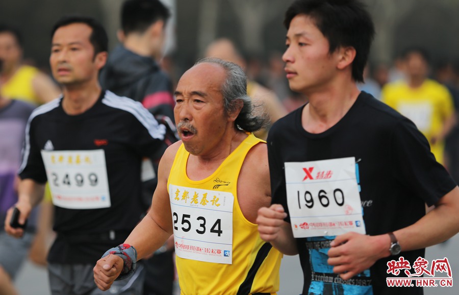 一位老年選手與年輕人比速度。