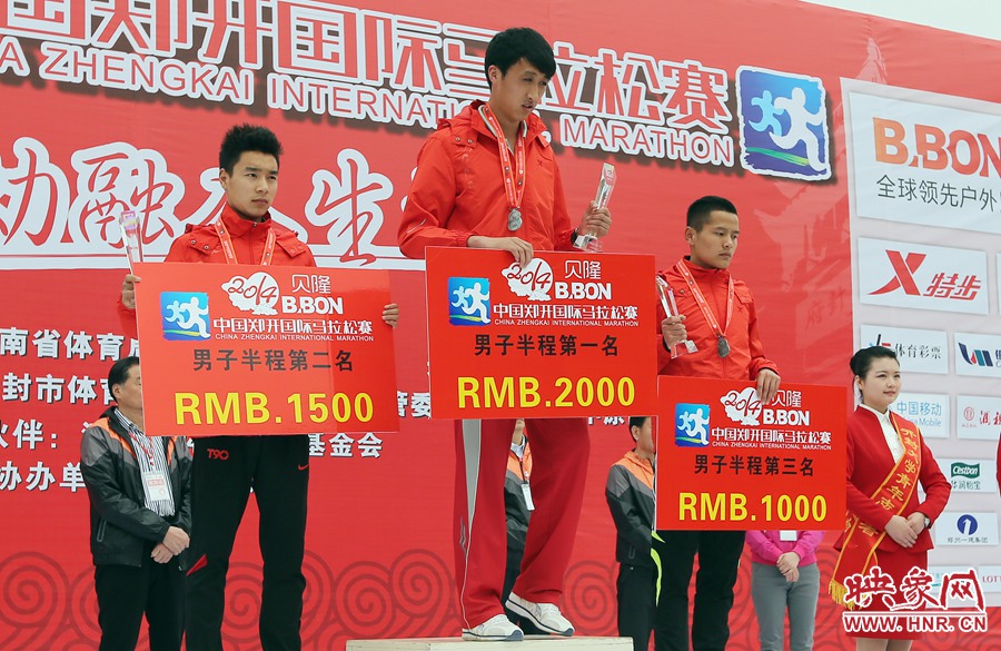 男子半程前三名選手。