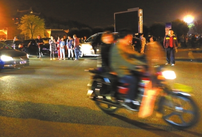 3月30日凌晨，地震發(fā)生后，秭歸縣城一些居民聚集到開闊的廣場上。新華社發(fā)