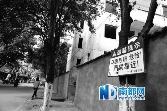 奉化塌樓去年曾因臺風(fēng)遭水浸 當(dāng)?shù)貙椰F(xiàn)危房 奉化塌樓去年曾因臺風(fēng)遭水浸 當(dāng)?shù)貙椰F(xiàn)危房