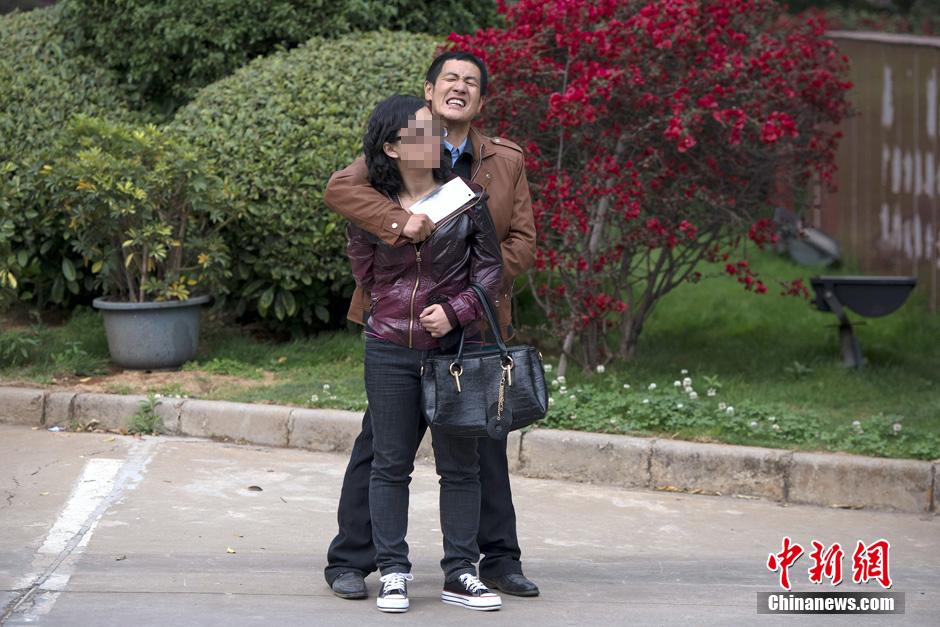 4月8日，劫持者與警方對(duì)峙。