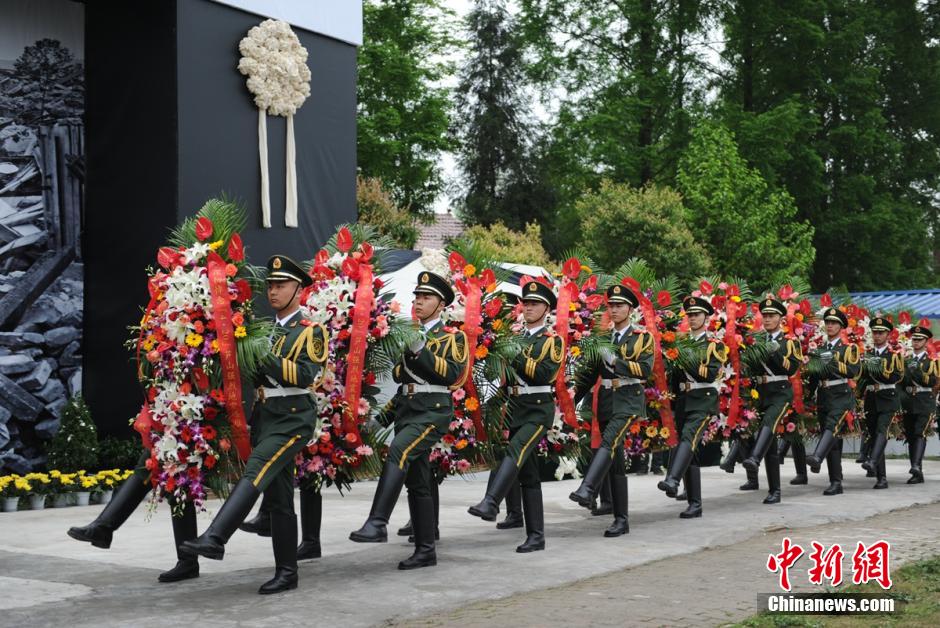 四川舉行紀(jì)念“4·20”蘆山地震一周年活動(dòng) 四川舉行紀(jì)念“4·20”蘆山地震一周年活動(dòng)