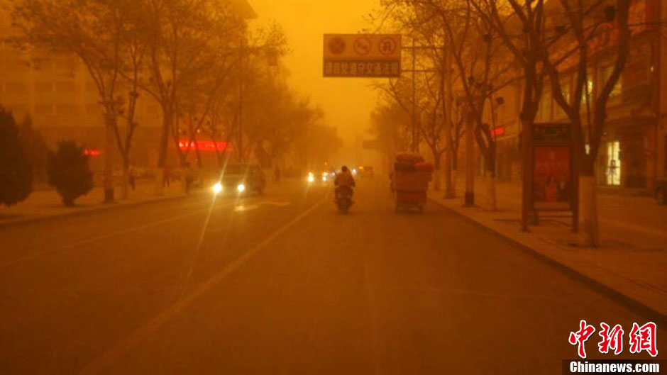 4月23日中午，甘肅酒泉多地出現(xiàn)強(qiáng)沙塵暴。