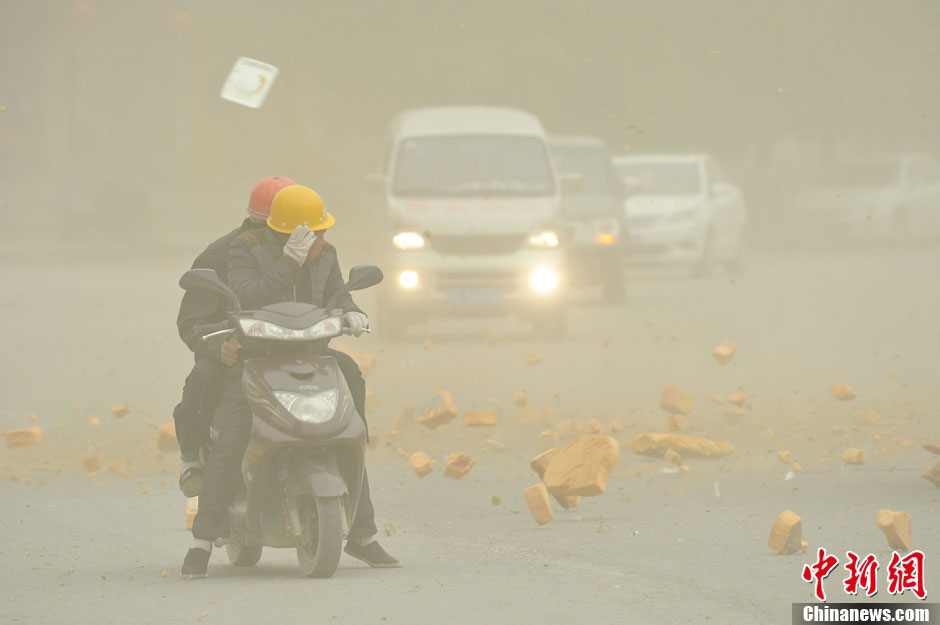 4月23日，受強(qiáng)冷空氣影響，新疆哈密出現(xiàn)出現(xiàn)強(qiáng)沙塵和降溫天氣