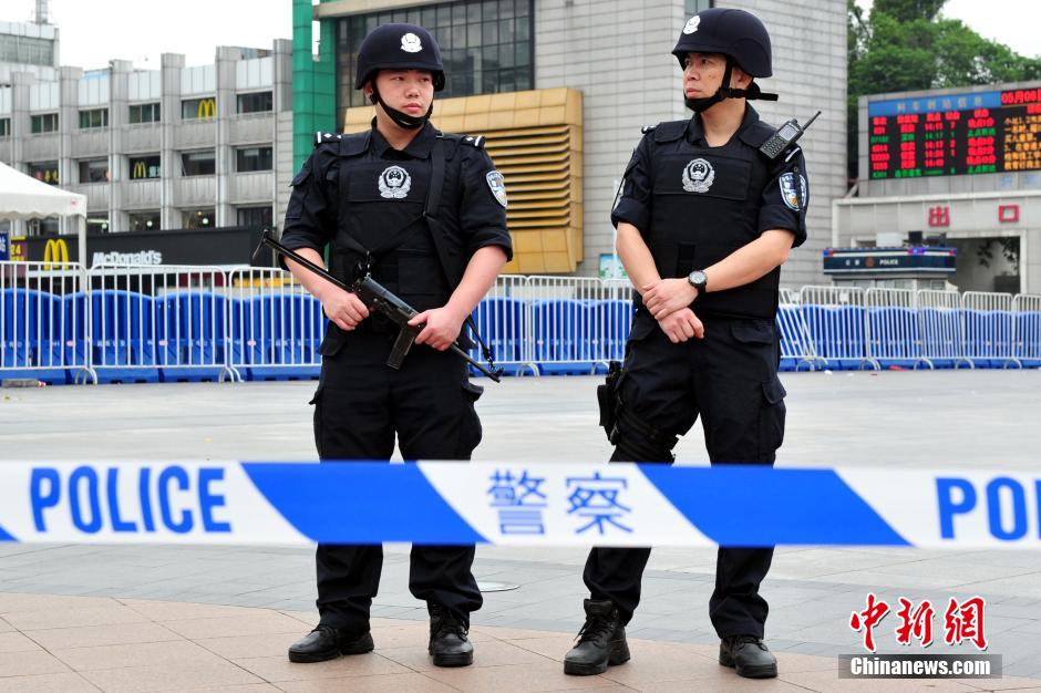 圖為廣州特警在案發(fā)現(xiàn)場戒備。