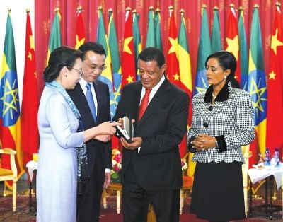 李克強(qiáng)總理與夫人程虹當(dāng)?shù)貢r間6日上午同埃塞總統(tǒng)穆拉圖夫婦在國家宮會見。會見后，程虹將自己的著作和譯著贈送給姆拉圖總統(tǒng)夫婦。