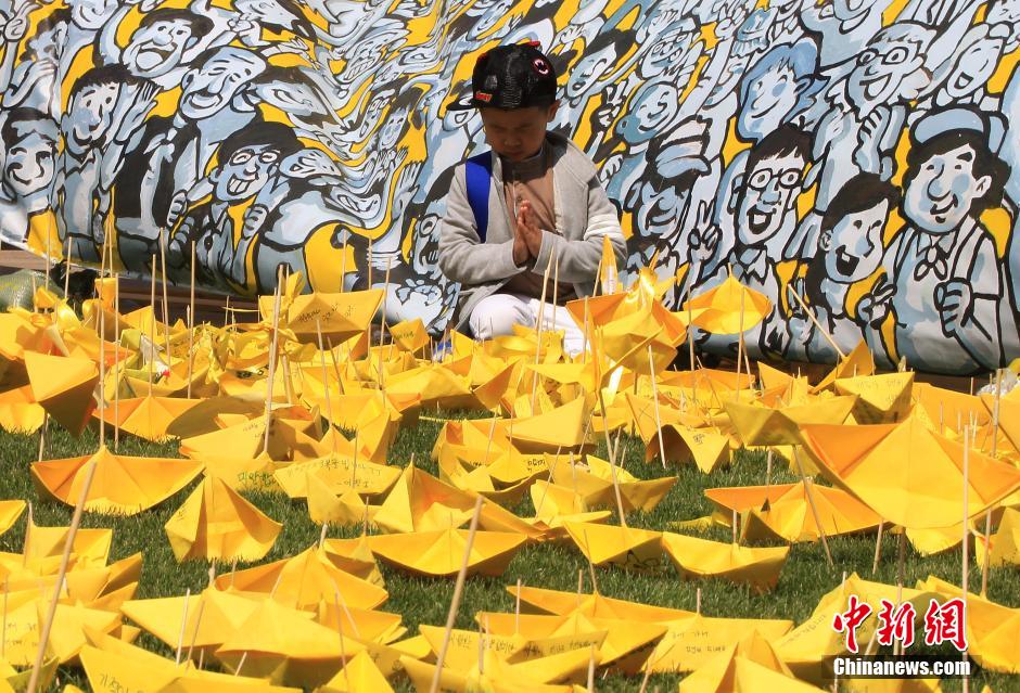 韓國(guó)民眾折紙船擺愛(ài)心 悼念客輪沉沒(méi)遇難者