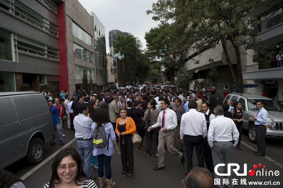 當(dāng)?shù)貢r(shí)間2014年5月8日，墨西哥墨西哥城，市民聚集在街道上?！D片來(lái)源：Rebecca Black