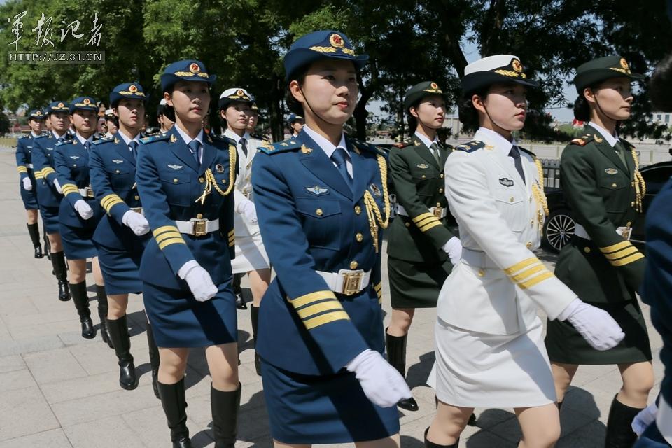 解放軍首批女儀仗兵亮相，90%以上擁有大專(zhuān)以上學(xué)歷，平均身高1.72米。圖為女兵儀仗隊(duì)。