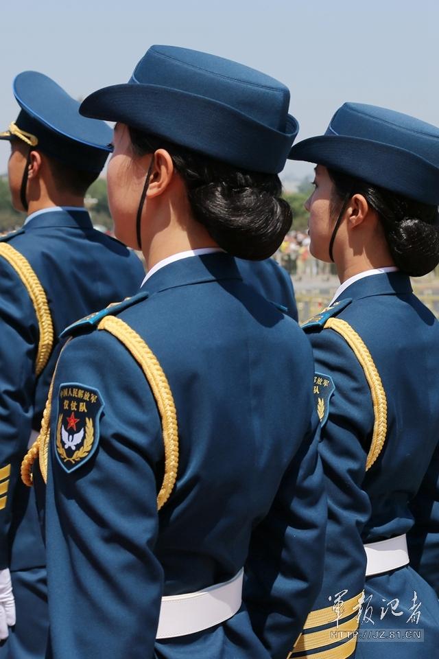 解放軍首批女儀仗兵亮相，90%以上擁有大專(zhuān)以上學(xué)歷，平均身高1.72米。圖為女兵儀仗隊(duì)。