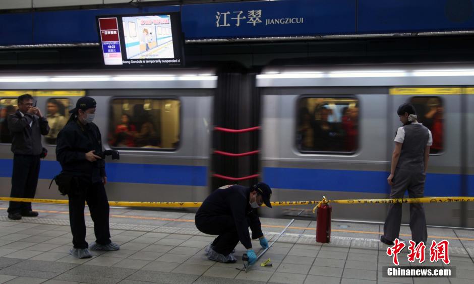 圖為新北市警察在現場勘查。中新社發(fā) 劉舒凌 攝