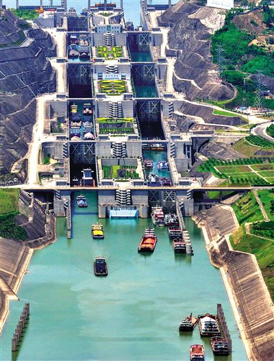 今年5月11日,三峽工程五級船閘,船只正在過閘。