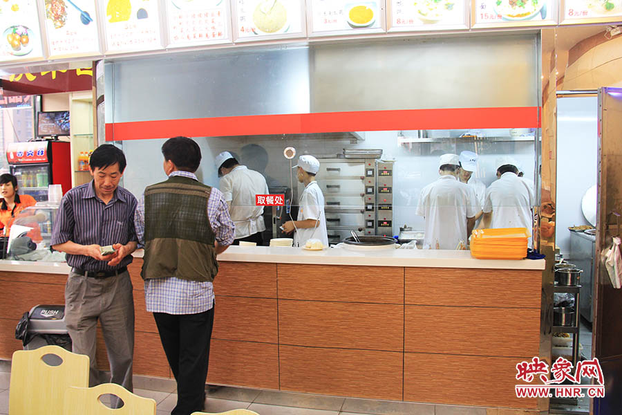 店面仍處于“試營業(yè)”狀態(tài),后廚的設備嶄新,看起來還算整潔。