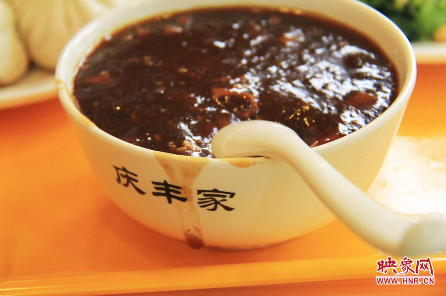 一碗炒肝,看上去也有滋有味。