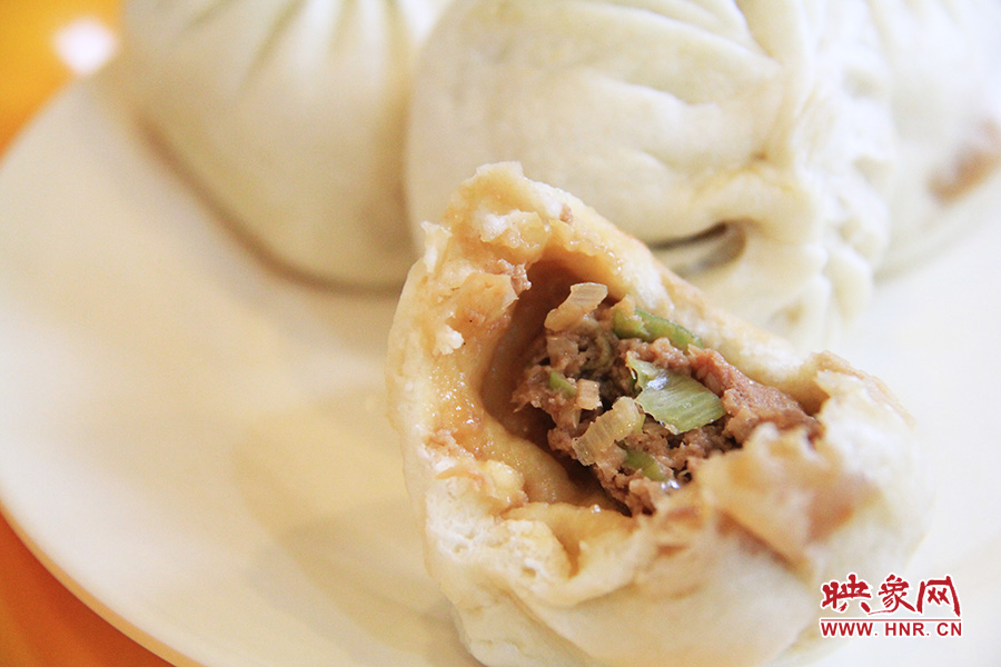 記者特意叫上一位去過北京正宗慶豐包子鋪的朋友前往試吃鑒定,兩者的味道差不多。