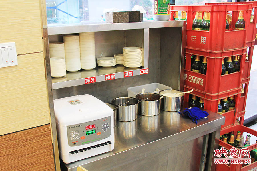 調(diào)料、小碟、餐具也都被放在另一張單獨的桌子上,需要用餐者“自助”。