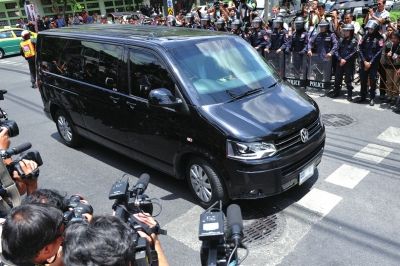 英拉向泰國軍方報(bào)到后被扣留。 英拉向泰國軍方報(bào)到后被扣留。