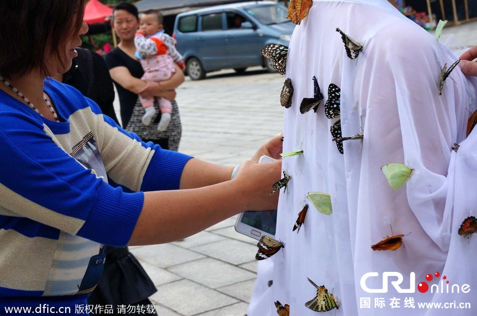 “蝴蝶仙子”身穿上百只剛剛扎死的蝴蝶。圖片來源：老祝/東方IC