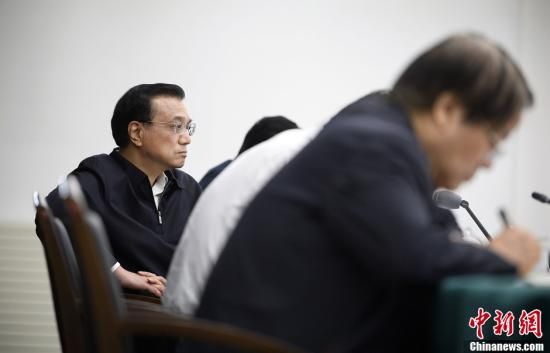 李克強(qiáng)在赤峰主持召開(kāi)部分企業(yè)與金融機(jī)構(gòu)負(fù)責(zé)人座談會(huì)。