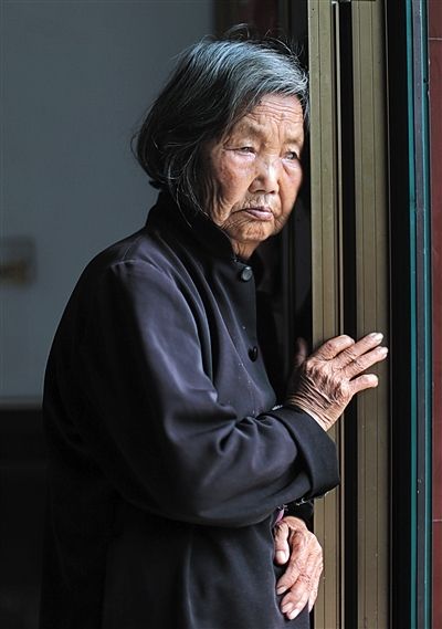 為了能“睡棺木”土葬，潘秀英四次喝農(nóng)藥自殺，后被搶救過來。