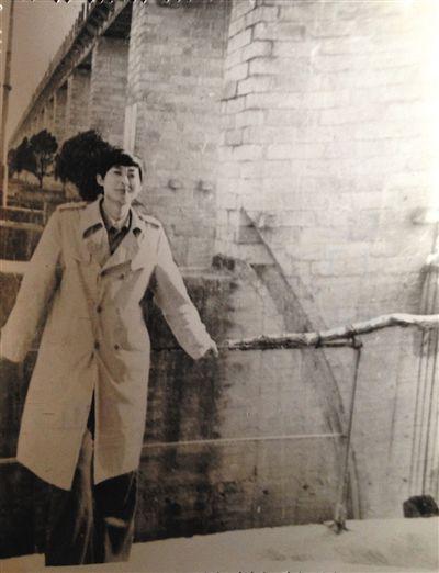 1995年，于英生在蚌埠淮河閘上留影。