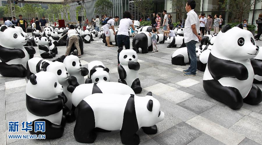 6月2日在上海街頭拍攝的大熊貓模型。