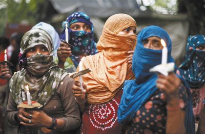 印度民眾舉行紀念儀式，悼念在強奸案中遇害的兩名少女。