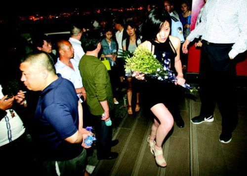 血案發(fā)生幾天來(lái)，很多招遠(yuǎn)市民自發(fā)送來(lái)鮮花，悼念逝者。本報(bào)記者趙金陽(yáng)見(jiàn)習(xí)記者呂奇攝