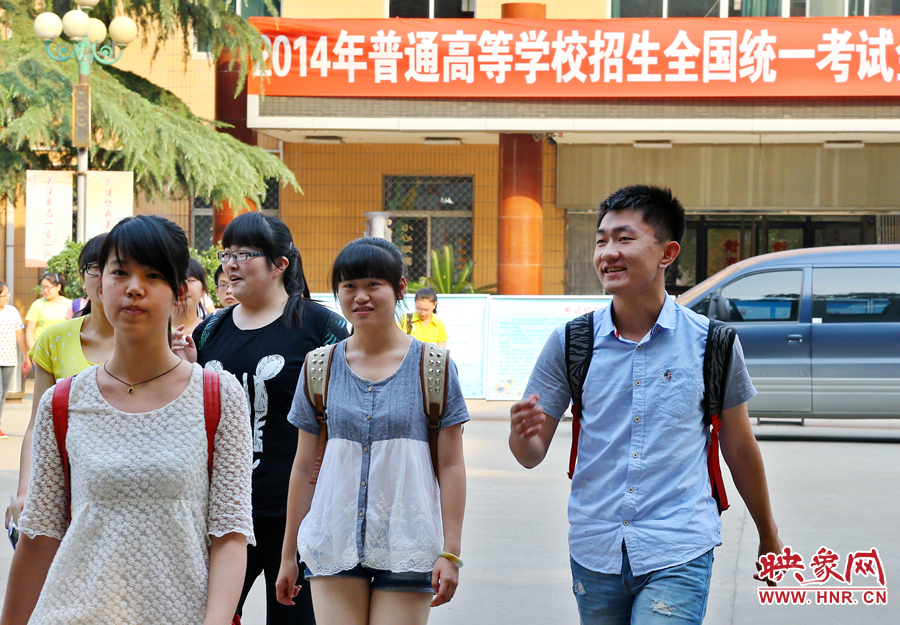 最后一門考試結(jié)束后，考生們一臉輕松的走出考場