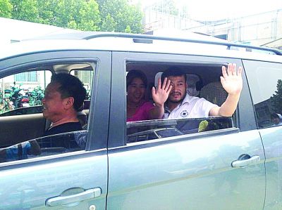 孫正龍和妻子、家人，揮手和醫(yī)護(hù)人員告別。張凌飛
