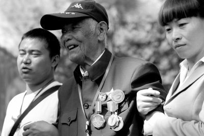 中國遠(yuǎn)征軍老兵來參加活動。