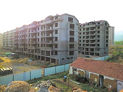 住宅樓的外立面還未裝修，但據(jù)售樓處工作人員介紹，第一批開盤已經(jīng)賣掉了99套。