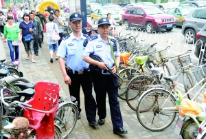 人流密集的街頭,持槍巡邏。