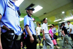 地鐵內(nèi),攜槍巡邏。