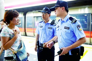 地鐵內(nèi),遇到群眾求助。