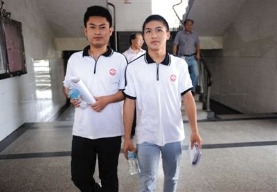 昨日下午5時,江西宜春“奪刀少年”柳艷兵和易政勇順利完成單獨高考,走出考場。