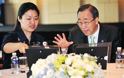 2008年7月，聯(lián)合國秘書長回到韓國時，特意會見李炤燕。