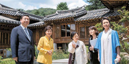 照片中左起分別是習近平、樸槿惠、家具博物館館長鄭美淑(音)、隨同翻譯、彭麗媛。