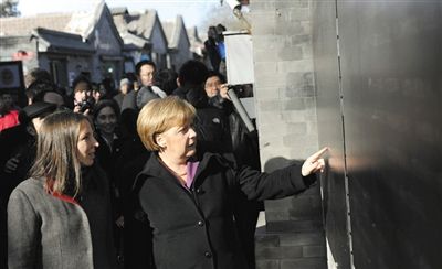 2012年2月2日，北京，默克爾來(lái)到南鑼鼓巷游覽。