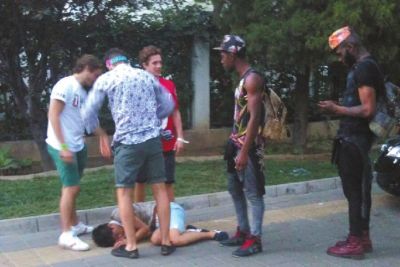 外籍男子路邊發(fā)現(xiàn)醉漢將其圍住。