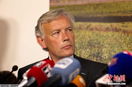 7月17日，在荷蘭阿姆斯特丹斯希普霍爾機(jī)場(chǎng)舉行的的新聞發(fā)布會(huì)上，馬航歐洲區(qū)負(fù)責(zé)人介紹情況。