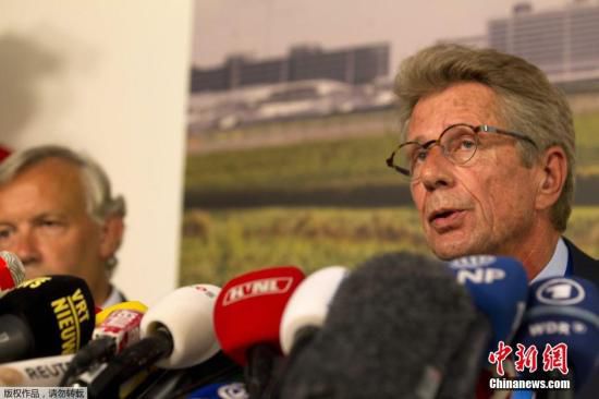 7月17日，在荷蘭阿姆斯特丹斯希普霍爾機(jī)場(chǎng)舉行的的新聞發(fā)布會(huì)上，馬航歐洲區(qū)負(fù)責(zé)人介紹情況。