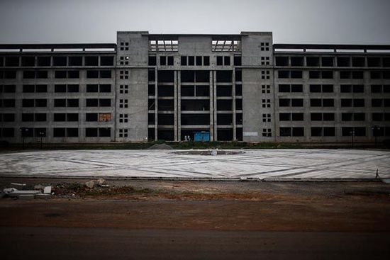 2014年7月11日，安徽省宿州市蕭縣，空置廢棄的縣政府新大樓。 澎湃新聞 楊一 圖