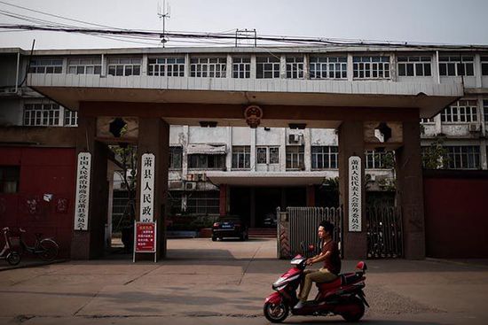 這是一座老城區(qū)的四層老式辦公樓。