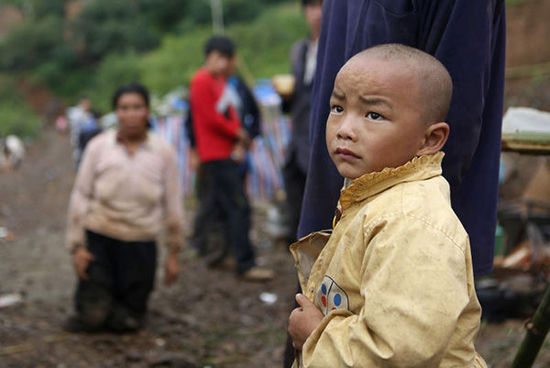 帳篷有限，尚有不少村民沒有地方躲雨。澎湃新聞 程藝輝 圖