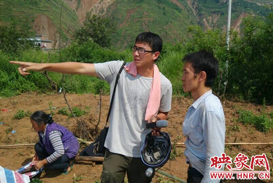 河南新聞廣播記者朱奕名震中采訪受災(zāi)群眾 河南新聞廣播記者朱奕名震中采訪受災(zāi)群眾
