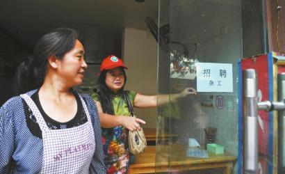 8月14日，市民志愿者體驗(yàn)城管執(zhí)法招呼商家不要亂張貼。