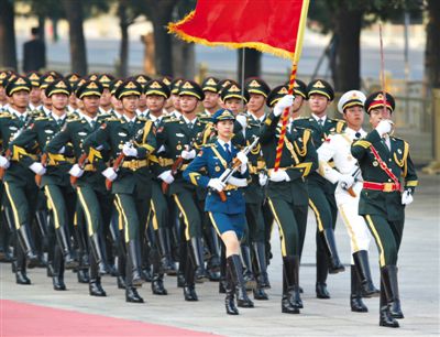 昨日，151人最大陣容的三軍儀仗隊，著新式禮賓服接受檢閱。這也是解放軍儀仗隊、軍樂團新式禮賓服首次亮