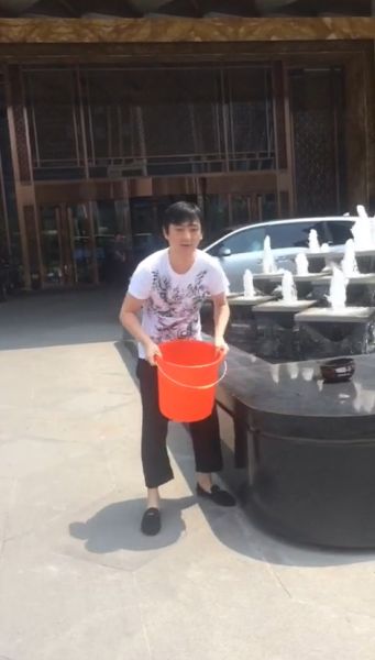 王思聰在進(jìn)行冰桶挑戰(zhàn)。